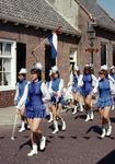 849801 Afbeelding van het majorettenkorps van Fanfare Ons Genoegen tijdens een optocht in de Overstraat te Amerongen ...